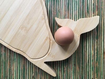 Frühstücksbrett in Walform mit Eierbecher