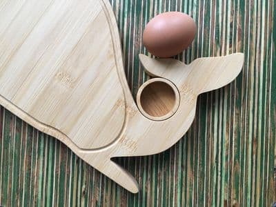 Frühstücksbrett in Walform mit Eierbecher
