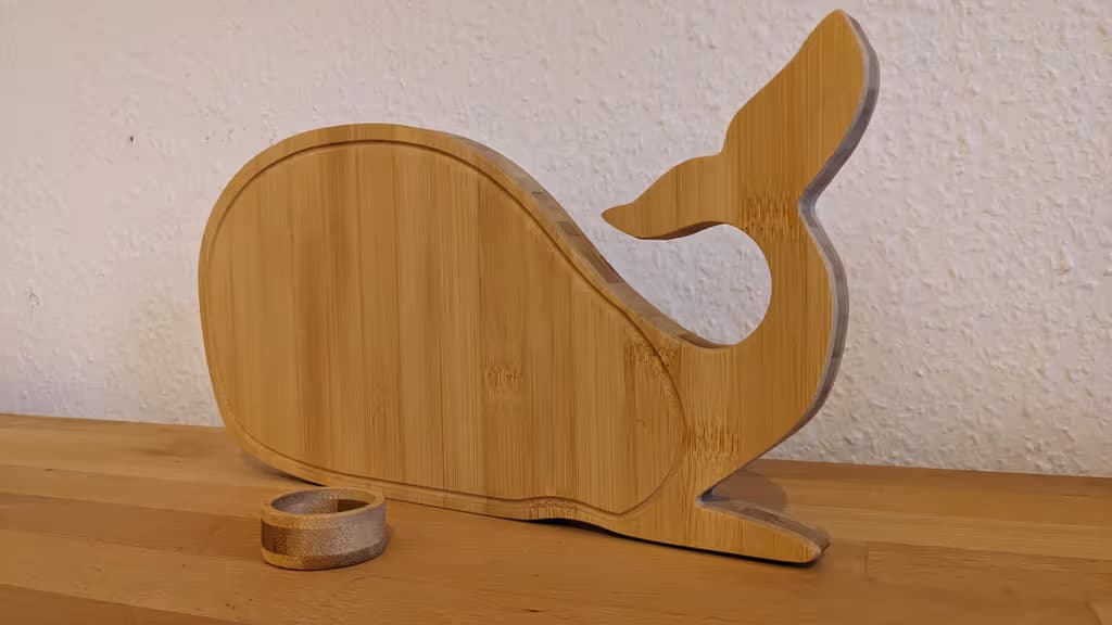 Frühstücksbrett in Walform mit Eierbecher
