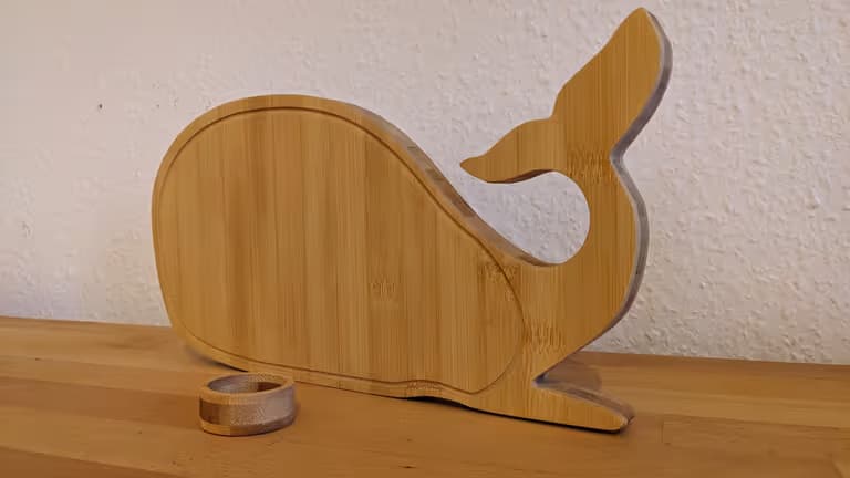 Frühstücksbrett in Walform mit Eierbecher