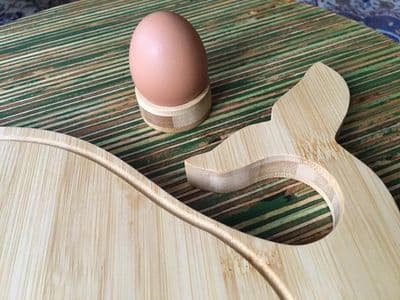 Frühstücksbrett in Walform mit Eierbecher