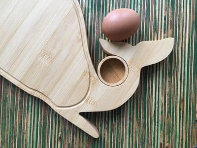 Frühstücksbrett in Walform mit Eierbecher