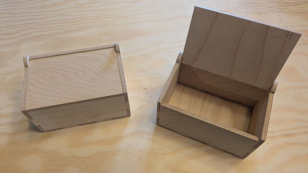 Holzkiste mit Klappdeckel