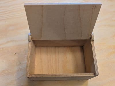 Holzkiste mit Klappdeckel