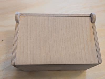 Holzkiste mit Klappdeckel