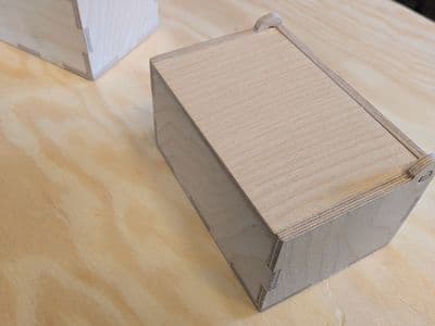 Holzkiste mit Klappdeckel